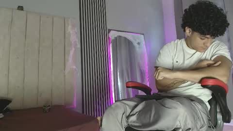 Snapshot of mikey_banji chatting on October 8, 1:15 pm mikey_banji online show from October 8, 1:15 pm
