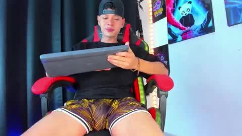 Snapshot of moises_23cm chatting on December 13, 7:32 pm moises_23cm online show from December 13, 7:32 pm