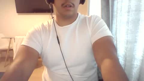 Snapshot of morenolatin19 chatting on October 26, 12:40 pm Jos Luis online show from October 26, 12:40 pm