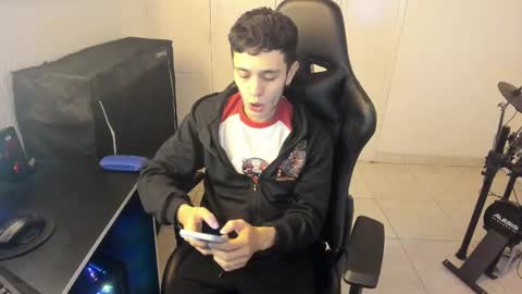 Snapshot of mr_andresr chatting on February 18, 6:28 pm Andy online show from February 18, 6:28 pm