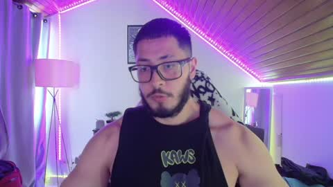 Snapshot of muscle_cock32 chatting on December 11, 9:11 pm David Big online show from December 11, 9:11 pm