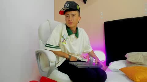 Snapshot of nascary_fox chatting on September 20, 11:27 pm Nascary Fox online show from September 20, 11:27 pm