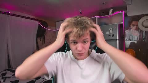 Snapshot of naughty_nik43 chatting on December 8, 1:36 pm Nik online show from December 8, 1:36 pm