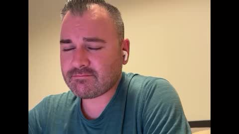Snapshot of njerseydude82 chatting on October 19, 8:39 am Jason online show from October 19, 8:39 am