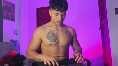 noah_223 online show from February 13, 3:02 am