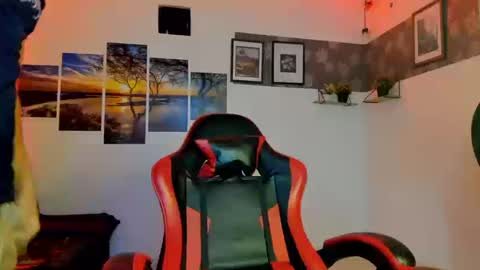 Snapshot of noah_flynn1 chatting on October 20, 10:13 pm noah_flynn1 online show from October 20, 10:13 pm