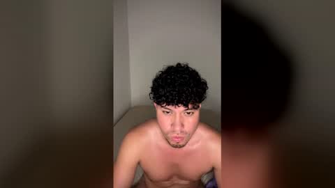 noahlatino35 online show from April 26, 12:19 am