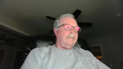 Snapshot of oldlakeguy chatting on December 19, 3:07 am OldLakeGuy online show from December 19, 3:07 am