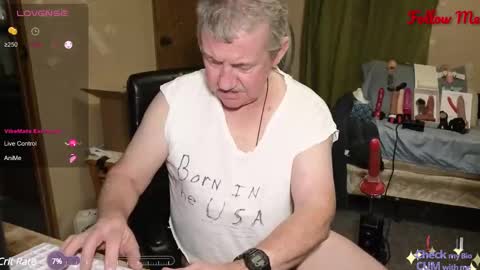 Snapshot of oldnewfun chatting on March 6, 1:27 am oldnewfun online show from March 6, 1:27 am