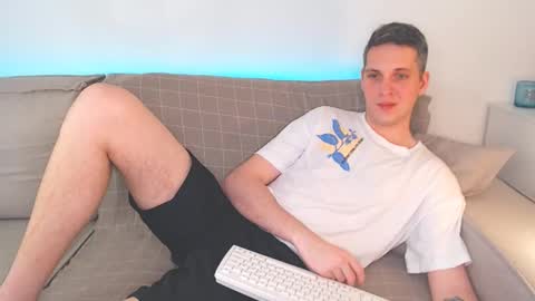 Snapshot of oliver_hort chatting on March 5, 12:55 pm Oliver online show from March 5, 12:55 pm