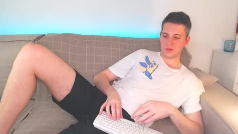 Snapshot of oliver_hort chatting on March 8, 11:33 am Oliver online show from March 8, 11:33 am