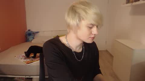 Snapshot of oliver_sweet_ chatting on October 18, 2:16 am Oliver online show from October 18, 2:16 am