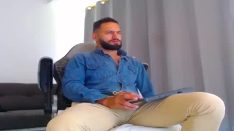 oliver online show from November 12, 3:07 pm