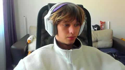 Snapshot of ostin_meoww chatting on September 11, 2:43 am Ostin online show from September 11, 2:43 am