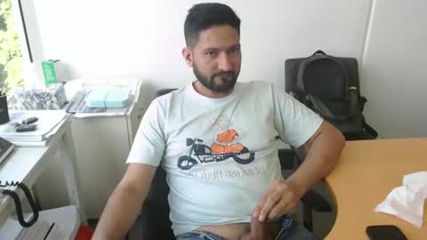 Snapshot of outdoornakedguy11_007 chatting on December 5, 9:50 pm outdoornakedguy11_007 online show from December 5, 9:50 pm