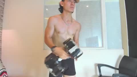 Snapshot of owenn_17 chatting on October 16, 4:31 am owwn online show from October 16, 4:31 am