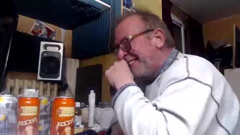 Snapshot of pascal88881 chatting on December 16, 12:37 am pascal88881 online show from December 16, 12:37 am