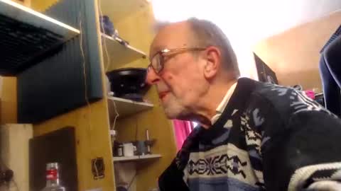 Snapshot of pascal88881 chatting on December 6, 12:05 pm pascal88881 online show from December 6, 12:05 pm