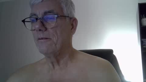 Snapshot of patrick5275 chatting on October 11, 6:28 am patrick5275 online show from October 11, 6:28 am