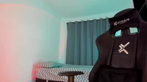 Pierre online show from December 18, 1:23 am