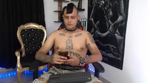 punkboy_1213 online show from December 18, 3:15 am