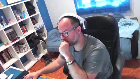 ravingr3d3 online show from April 8, 9:30 am