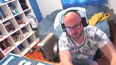 ravingr3d3 online show from April 14, 3:00 pm