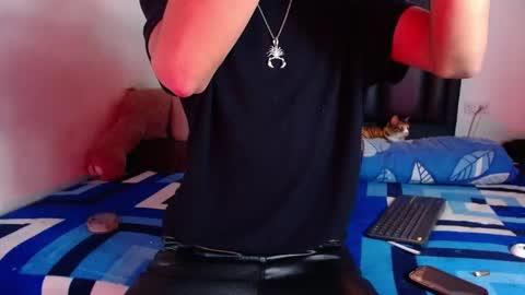 Snapshot of raydevil_ chatting on October 17, 7:34 am Rayn online show from October 17, 7:34 am