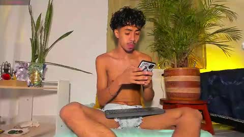 Snapshot of raydevil_ chatting on March 7, 5:39 pm Rayn online show from March 7, 5:39 pm