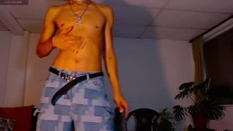 Snapshot of raydevil_ chatting on January 18, 11:22 pm Rayn online show from January 18, 11:22 pm