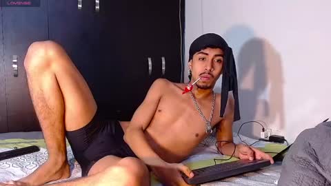 Snapshot of raydevil_ chatting on January 5, 9:36 pm Rayn online show from January 5, 9:36 pm