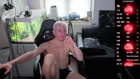 Rayzel online show from March 25, 5:28 pm