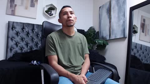 Snapshot of richar_voller chatting on December 7, 11:18 am richar_voller online show from December 7, 11:18 am