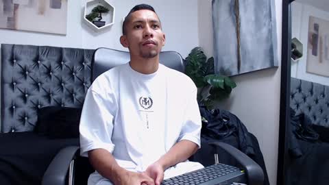 Snapshot of richar_voller chatting on December 8, 12:19 pm richar_voller online show from December 8, 12:19 pm