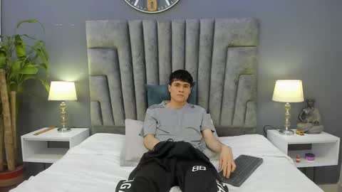 Snapshot of roan_birkin chatting on February 5, 8:25 pm Roan Birkin online show from February 5, 8:25 pm