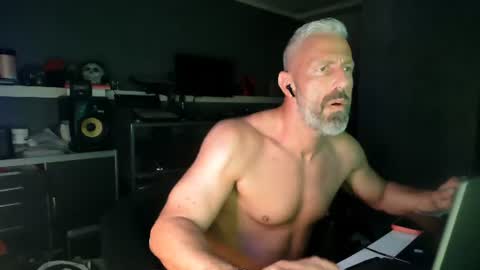 Chico que rico Caliente online show from June 15, 2:25 am