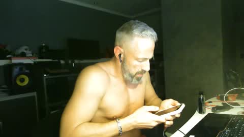 Snapshot of ruffi77 chatting on February 12, 1:52 am Chico que rico Caliente online show from February 12, 1:52 am