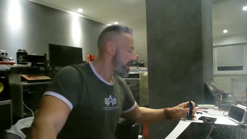 Snapshot of ruffi77 chatting on February 10, 12:50 pm Chico que rico Caliente online show from February 10, 12:50 pm