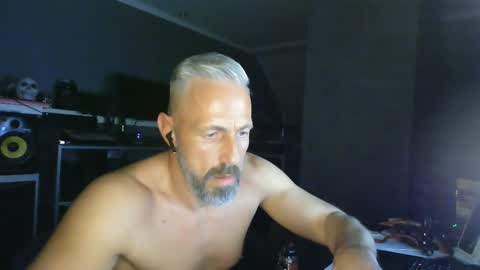 Snapshot of ruffi77 chatting on February 21, 2:50 am Chico que rico Caliente online show from February 21, 2:50 am