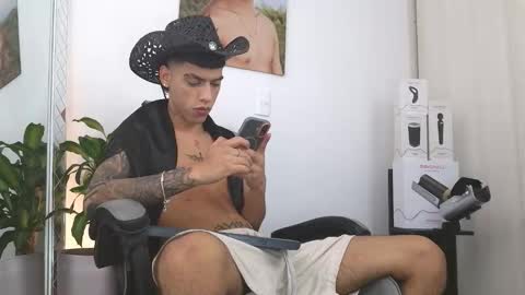  R U S S E L L  online show from February 15, 8:39 pm