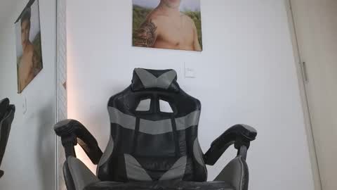  R U S S E L L  online show from February 20, 6:26 am