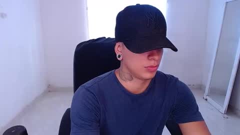 Snapshot of saenz_hotx chatting on December 4, 3:21 pm saenz_hotx online show from December 4, 3:21 pm