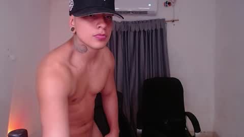 Snapshot of saenz_hotx chatting on January 23, 2:33 am saenz_hotx online show from January 23, 2:33 am