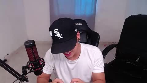 Snapshot of saenz_hotx chatting on March 9, 10:30 pm saenz_hotx online show from March 9, 10:30 pm