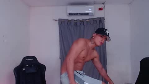 Snapshot of saenz_hotx chatting on February 12, 2:03 am saenz_hotx online show from February 12, 2:03 am