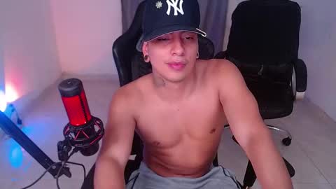 Snapshot of saenz_hotx chatting on February 7, 6:35 am saenz_hotx online show from February 7, 6:35 am