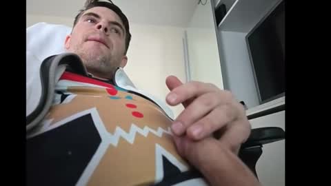 schosch01 online show from December 13, 1:44 pm