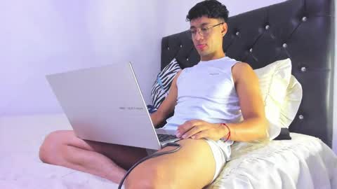 Snapshot of sebastian_dash chatting on January 15, 2:49 am SEBAS online show from January 15, 2:49 am