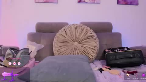     .  INDEPENDENT MODEL online show from February 14, 2:34 pm