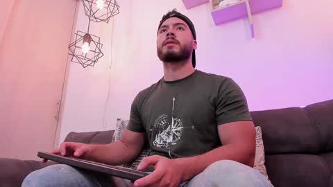 Snapshot of sebastianvilla__ chatting on December 26, 9:26 pm Instagram jeanpaulfit online show from December 26, 9:26 pm